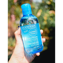 Load image into Gallery viewer, HYDRABIO TONIQUE holding the product