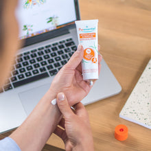 Load image into Gallery viewer, Puressentiel Muscle & Joints Gel 80mlIn use