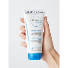 Load image into Gallery viewer, Atoderm gel cream 200 ml Holding the product
