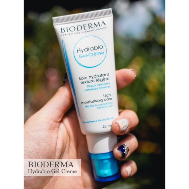HYDRABIO GEL CRÈME holding the product